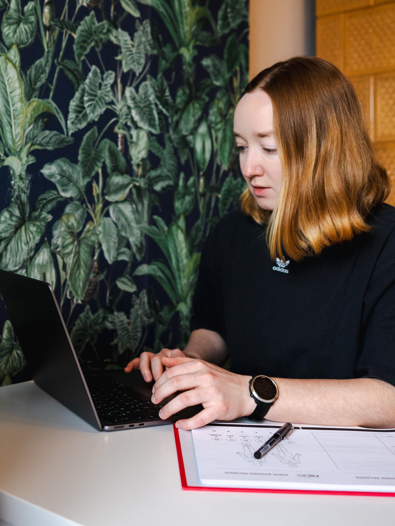 Magda przygotowuje plan terapii przy laptopie